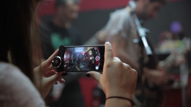 Der Shot-Adapter bei einer Videoaufnahme (Bild: Shot)