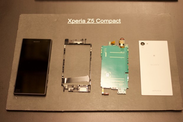 Sonys Xperia Z5 Compact in seine Einzelteile zerlegt (Bild: Michael Wieczorek/Golem.de)