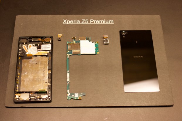 Sonys Xperia Z5 Premium in seine Einzelteile zerlegt (Bild: Michael Wieczorek/Golem.de)