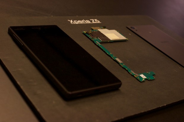 Sonys Xperia Z5 in seine Einzelteile zerlegt (Bild: Michael Wieczorek/Golem.de)