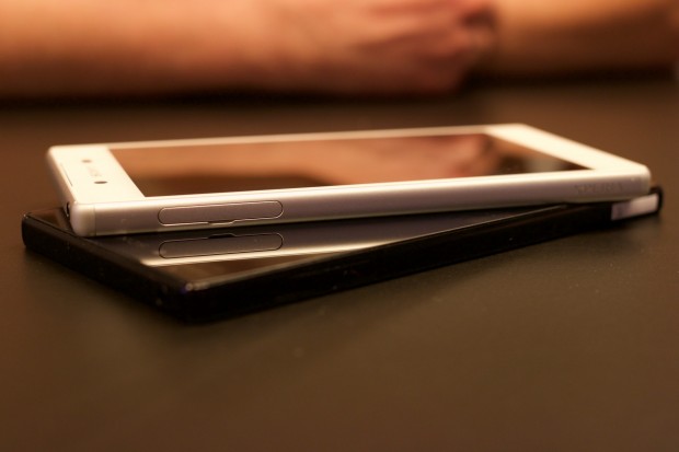 Sonys wei&szlig;es Xperia Z5 liegt auf der schwarzen Premium-Ausf&uuml;hrung (Bild: Michael Wieczorek/Golem.de)