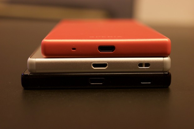 Xperia Z5 Compact in Rosa, darunter das normale Modell in Wei&szlig; und die Premium-Variante in Schwarz (Bild: Michael Wieczorek/Golem.de)
