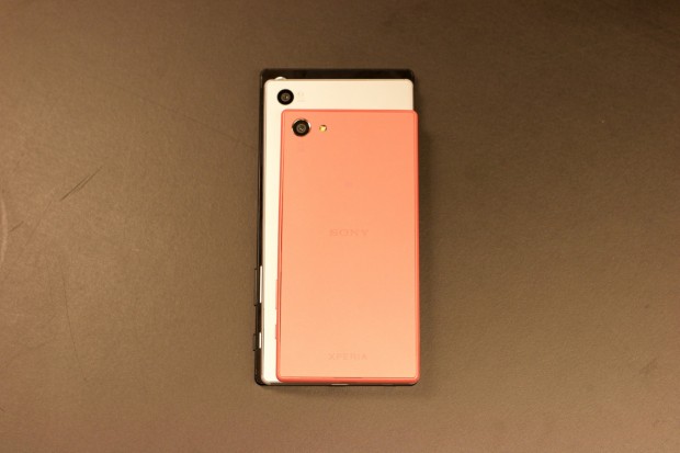 Xperia Z5 Compact in Rosa, darunter das normale Modell in Wei&szlig; und die Premium-Variante in Schwarz (Bild: Michael Wieczorek/Golem.de)