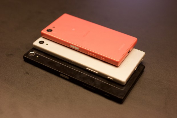 Xperia Z5 Compact in Rosa, darunter das normale Modell in Wei&szlig; und die Premium-Variante in Schwarz (Bild: Michael Wieczorek/Golem.de)
