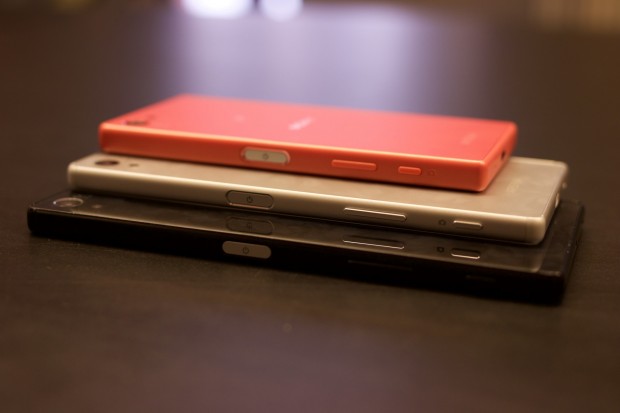 Xperia Z5 Compact in Rosa, darunter das normale Modell in Wei&szlig; und die Premium-Variante in Schwarz (Bild: Michael Wieczorek/Golem.de)