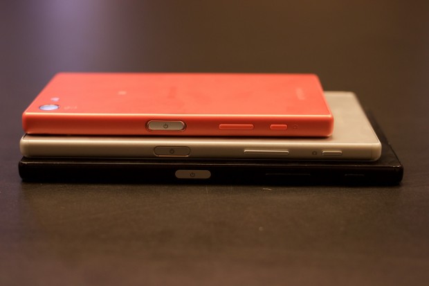 Xperia Z5 Compact in Rosa, darunter das normale Modell in Wei&szlig; und die Premium-Variante in Schwarz (Bild: Michael Wieczorek/Golem.de)