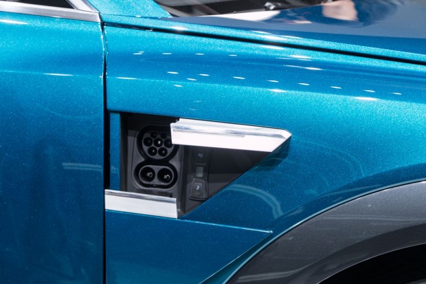 Der Akku wird mit einem Kabel... (Foto: Werner Pluta/Golem.de)