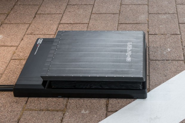 ... oder per Induktion geladen. Ein Assistenzsystem parkt das Auto über der Ladeplatte ein. (Foto: Werner Pluta/Golem.de)