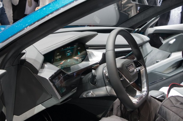 Die Instrumentenanzeige ist ein OLED-Display. (Foto: Werner Pluta/Golem.de)