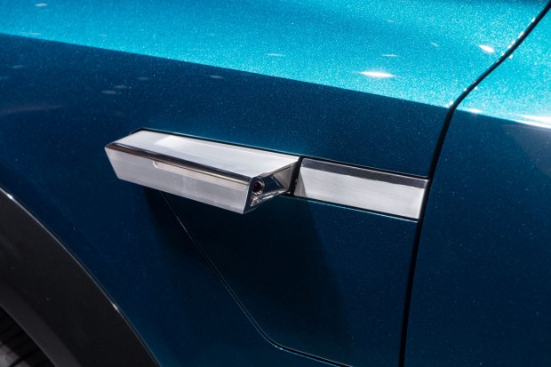 Keine Rückspiegel: Eine Kamera nimmt auf, was hinter und neben dem Auto passiert. (Foto: Werner Pluta/Golem.de)