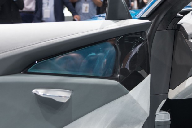 Statt in den Spiegel schaut der Fahrer auf ein OLED-Display in der Tür. (Foto: Werner Pluta/Golem.de)