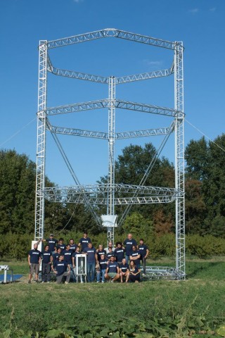 Das Wasp-Team vor dem Big Delta (Foto: Wasp)