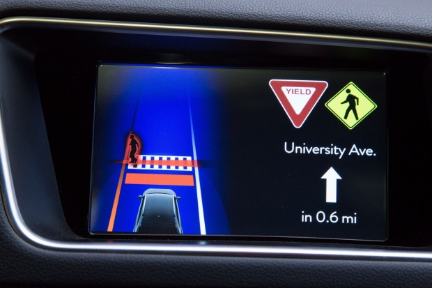 Auf dem Bildschirm im Armaturenbrett ... (Foto: Martin Wolf/Golem.de)