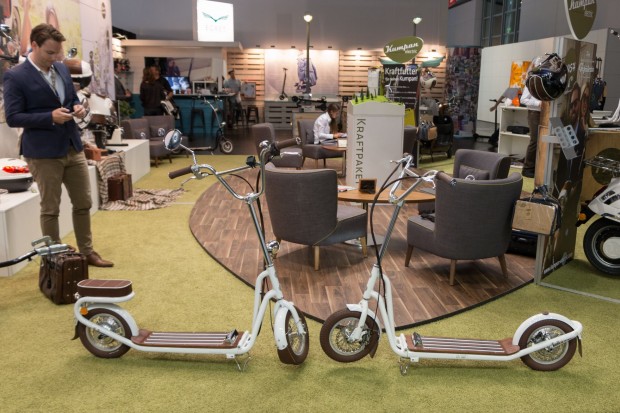 Den Tretroller gibt es in zwei Varianten: Das kleinere Modell (r.) unterstützt den Fahrer beim Treten. Auf dem größeren Modell kann er sich auch fahren lassen. (Foto: Werner Pluta/Golem.de)