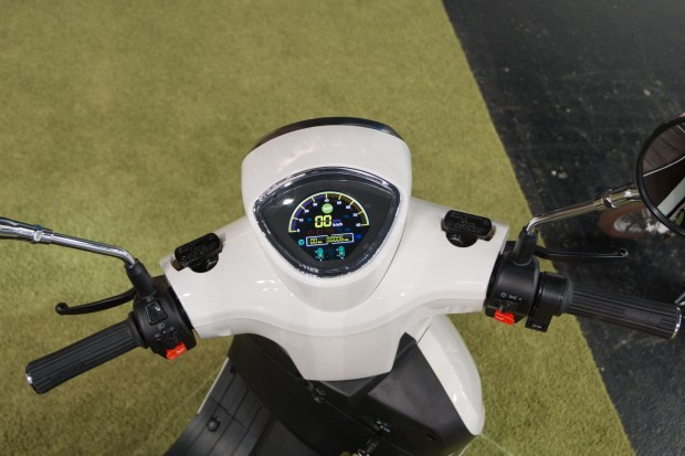 Der Roller fährt 45 km/h schnell - wie ein Moped. (Foto: Werner Pluta/Golem.de)