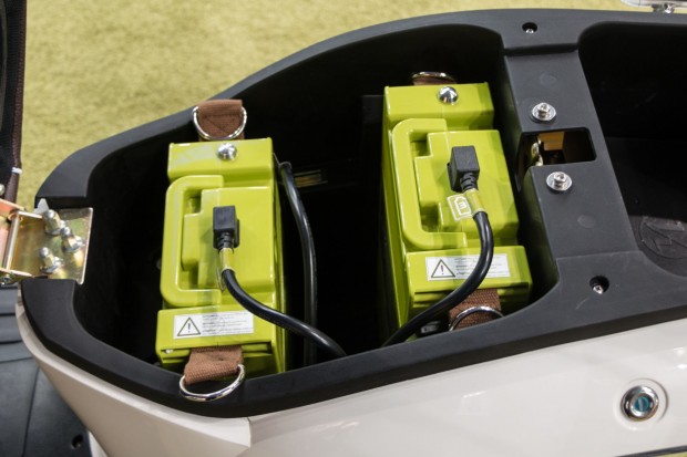 Bis zu drei Akkus passen unter die Sitzbank. Jeder ermöglicht eine Reichweite von 50 km. (Foto: Werner Pluta/Golem.de)