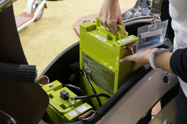 Zum Laden werden die Akkus herausgenommen. (Foto: Werner Pluta/Golem.de)