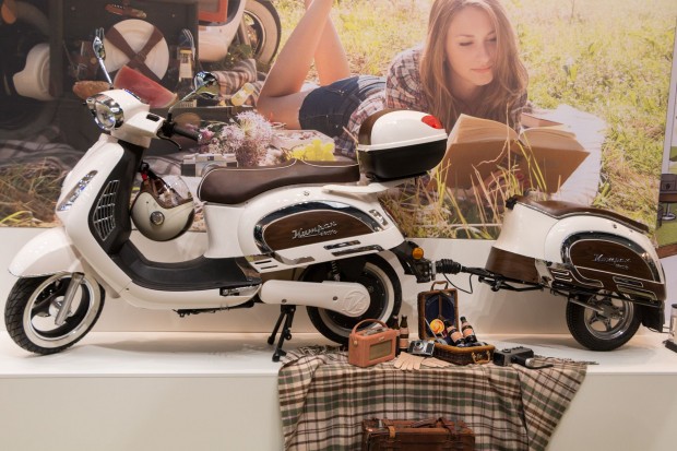 Für die Motorroller gibt es auch Anhänger. (Foto: Werner Pluta/Golem.de)