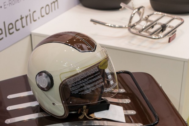 Passend gestaltet sind auch Helm und Gepäckträger. (Foto: Werner Pluta/Golem.de)