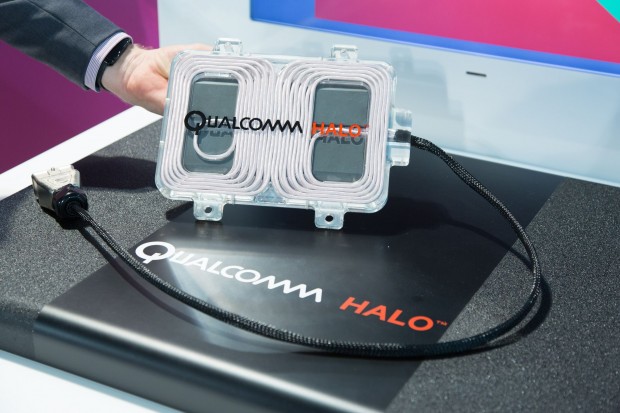 Halo besteht aus zwei Komponenten: der gro&szlig;en Ladeplatte, die auf dem Boden liegt, und der kleineren, die unter das Auto montiert wird. (Foto: Martin Wolf/Golem.de)