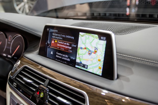 Das Entertainmentsystem hat einen gro&szlig;en Bildschirm in der Mitte des Armaturenbrettes. (Bild: Tobias K&ouml;ltzsch/Golem.de)