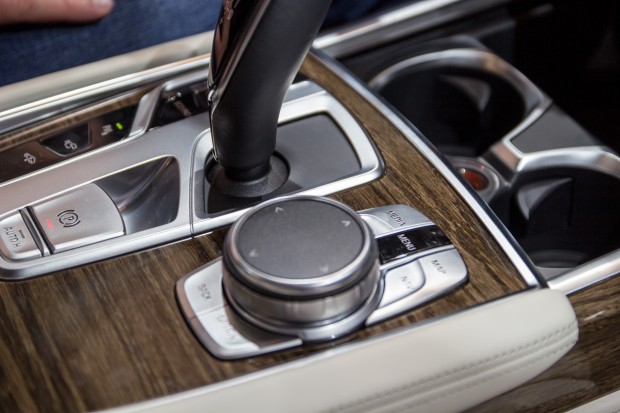 Gesteuert wird das System &uuml;ber ein Drehrad oder direkt auf dem Touchscreen. (Bild: Tobias K&ouml;ltzsch/Golem.de)