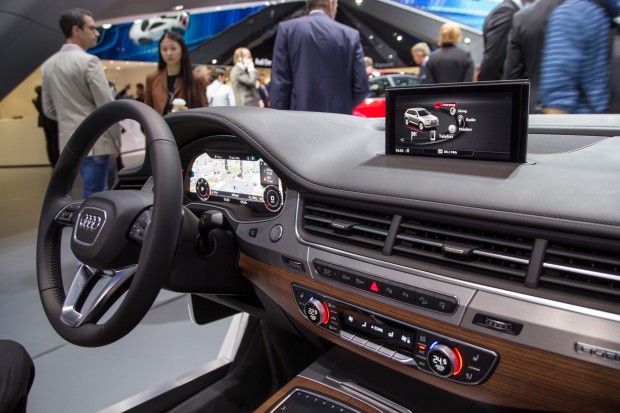 In der Mitte des Armaturenbrettes befindet sich der Hauptmonitor, hinter dem Lenkrad der zweite. (Bild: Tobias K&ouml;ltzsch/Golem.de)