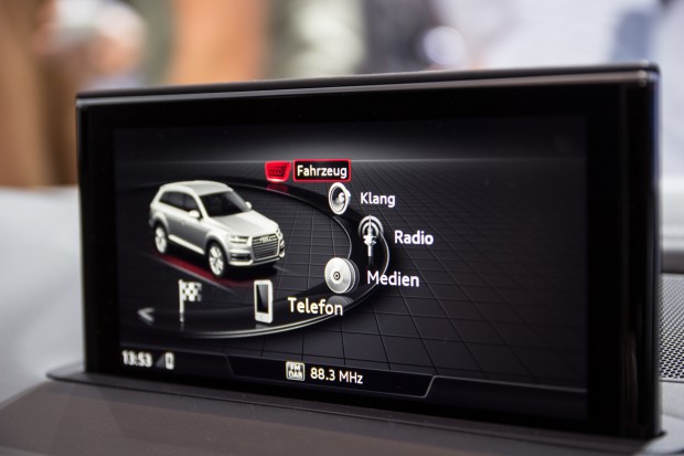 Der Hauptmonitor in einem Audi Q7 (Bild: Tobias K&ouml;ltzsch/Golem.de)