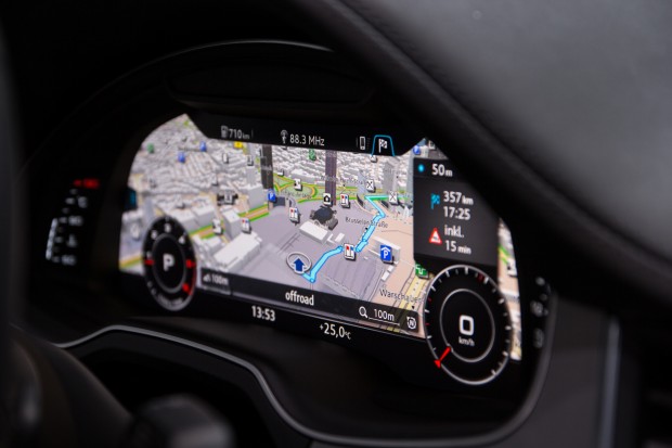 Inhalte des Hauptmonitors k&ouml;nnen auf dem zweiten Bildschirm hinter dem Lenkrad angezeigt werden, etwa Navigationsanweisungen. (Bild: Tobias K&ouml;ltzsch/Golem.de)