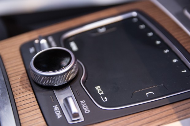 Bedient wird das System im Q7 &uuml;ber ein Drehrad oder das Touchpad. (Bild: Tobias K&ouml;ltzsch/Golem.de)