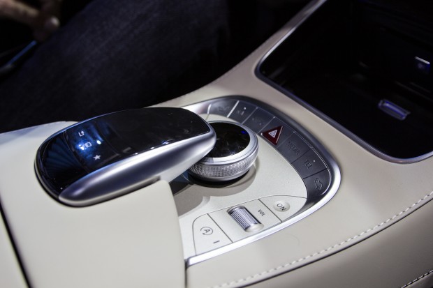 Bedient wird das Mercedes-System &uuml;ber ein Drehrad und ein Touchpad, das in die Handauflage eingebaut ist. (Bild: Tobias K&ouml;ltzsch/Golem.de)