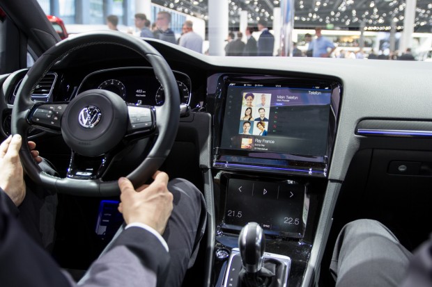 Der Golf R Touch hat keine klassischen Bedienungselemente wie Kn&ouml;pfe oder Schalter, sondern ein gro&szlig;es und ein kleines Display. (Bild: Tobias K&ouml;ltzsch/Golem.de)