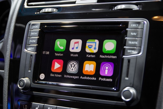 Bei einigen Modellen unterst&uuml;tzt VW sowohl Carplay als auch Android Auto und Mirrorlink - hier ein Modell mit laufendem Carplay-System. (Bild: Tobias K&ouml;ltzsch/Golem.de)