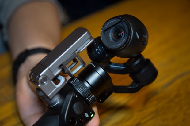 Die Smartphone-Halterung ist aus Metall. (Bild: Martin Wolf/Golem.de)