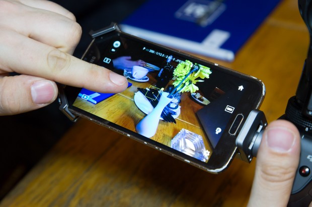 Die Kamera l&auml;sst sich entweder &uuml;ber die App steuern ...