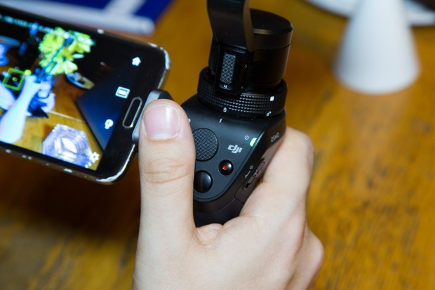 ... oder &uuml;ber einen kleinen Joystick am Haltegriff. (Bild: Martin Wolf/Golem.de)