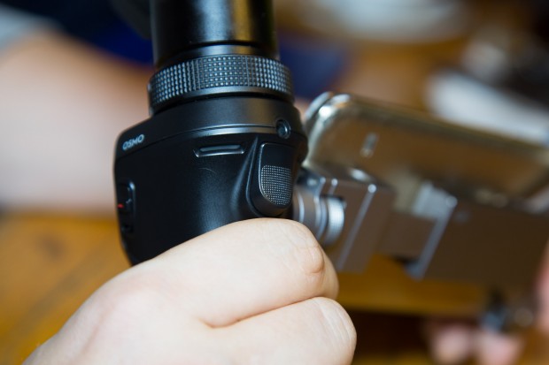 Der Knopf an der Vorderseite stabilisiert die Kamera auf Knopfdruck, ein doppelter Tipp auf den Button bringt die Kamera in die Waagerechte. (Bild: Martin Wolf/Golem.de)