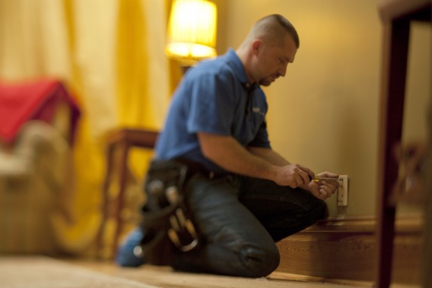 Techniker von EPB Fiber Optics im Haushalt/Bild: EPB Fiber Optics 