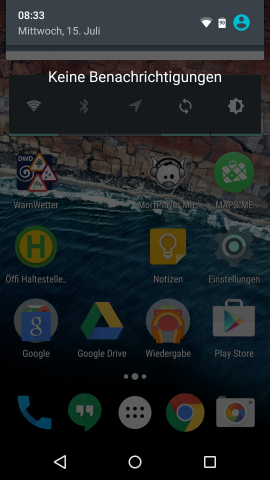 Startbildschirm von Android 6.0 mit ge&ouml;ffnetem Benachrichtigungsbereich und mit aktivierter Akku-Prozent-Anzeige (Screenshot: Golem.de)