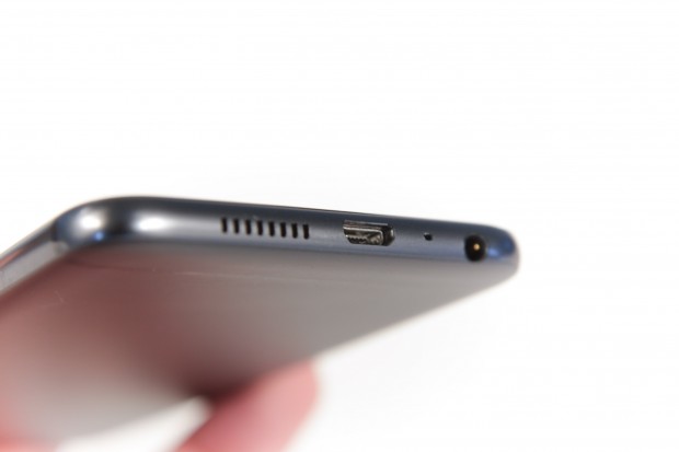 Geladen wird das One A9 &uuml;ber einen herk&ouml;mmlichen Micro-USB-Anschluss. (Bild: Martin Wolf/Golem.de)