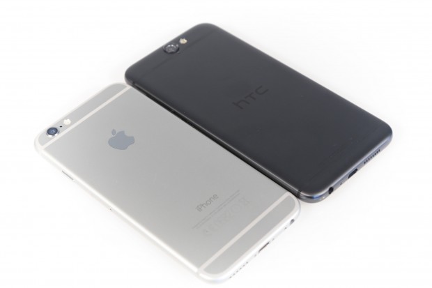 Auch die Gestaltung der R&uuml;ckseiten &auml;hnelt sich. (Bild: Martin Wolf/Golem.de)