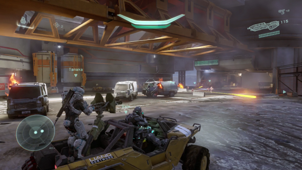 Mit dem Warthog fahren wir unseren Squad &uuml;bers Gel&auml;nde. (Bild: Screenshot Golem.de)