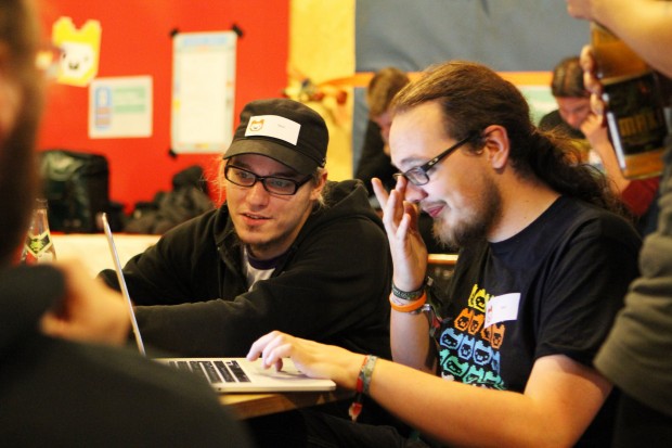 Ehrenamtliche Mentoren unterstützen die Jugendlichen bei ihren Projekten. (Bild: Leonard Wolf/Lizenz: CC-BY 3.0)