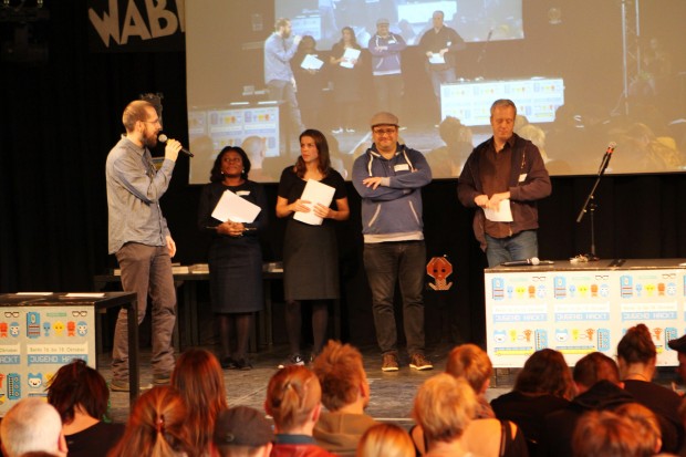 Die Jury von Jugend hackt bestand aus Imma Chienko von Refugees Emancipation e.V., Cecilia Palmer von Fashion und Code, Tim Pritlov vom Chaos Computer Club und Jens Ohlig als Vertreter der Mentoren. (Bild: Leonard Wolf/Lizenz: CC-BY 3.0)