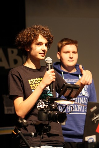 Das Team von Querschläger erklärt die Funktionsweise des Messengers. (Bild: Leonard Wolf/Lizenz: CC-BY 3.0)