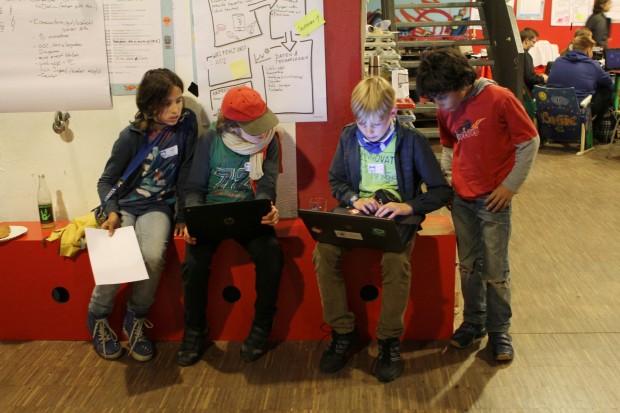 Das Team von Nocam arbeitet an dem Code der App. (Bild: Leonard Wolf/Lizenz: CC-BY 3.0)