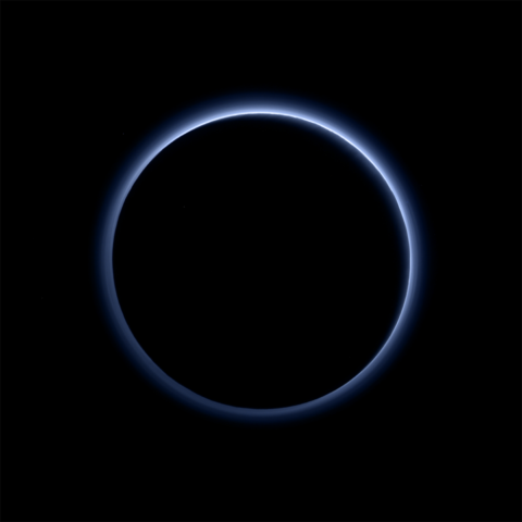 Blaue Atmosph&auml;re im Gegenlicht rund um Pluto (Bild: Nasa)