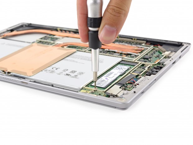Im Surface Pro 4 steckt eine PM951-SSD. (Foto: iFixit)
