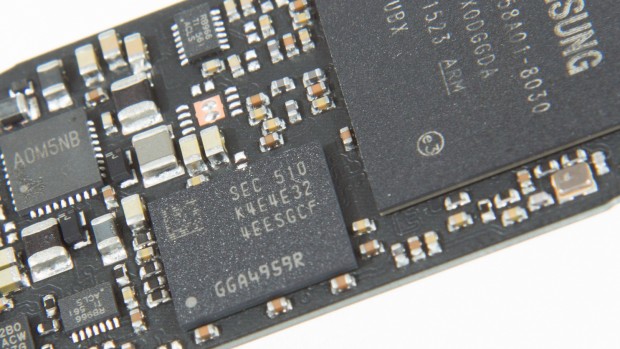 Unser 256-GByte-Modell nutzt 512 MByte LPDDR3 als DRAM-Cache. (Foto: Martin Wolf/Golem.de)