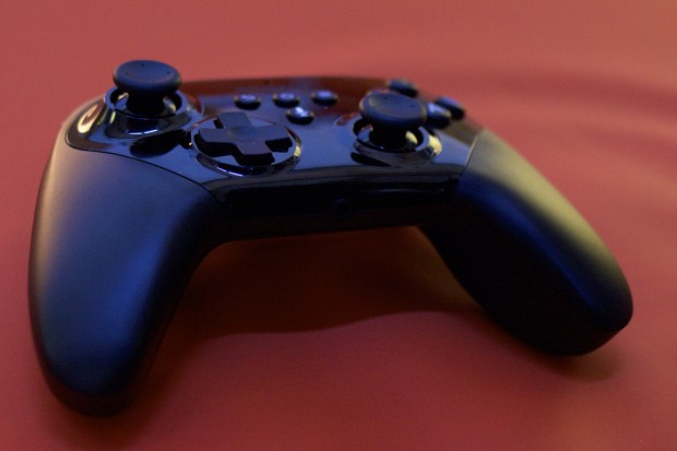 Spielecontroller f&uuml;r Fire TV der zweiten Generation gibt es als Zubeh&ouml;r. (Bild: Michael Wieczorek/Golem.de)